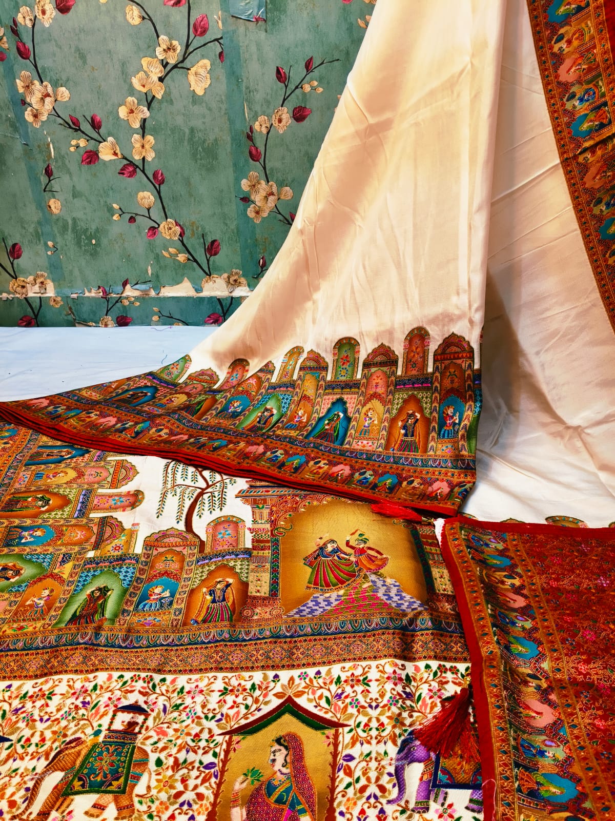 Exclusive  Pure viscose  Pasmina position Print weaving design  with  rich Pallu with attached BP